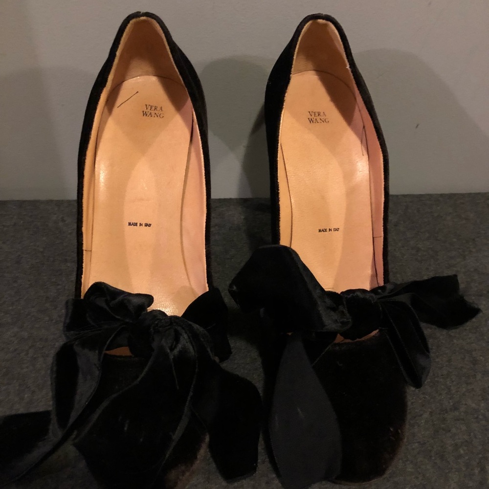 Vera wang velvet pumps with black ribbon detail